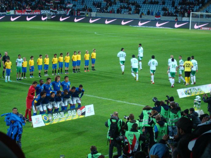 صور الجماهير العراقية الغفيرة مع مباراة البرازيل 11-10-2012 Dsc05733-15874009