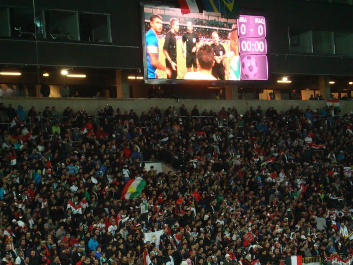 صور الجماهير العراقية الغفيرة مع مباراة البرازيل 11-10-2012 Dsc05739-34813873